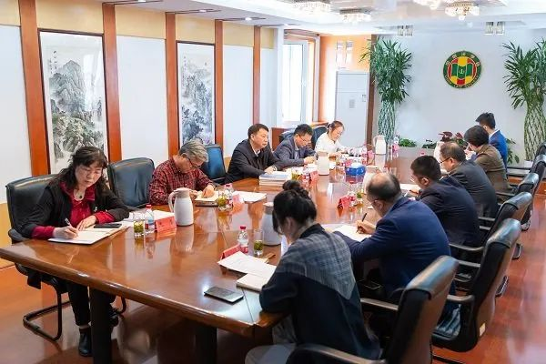 王洪祥與對(duì)外經(jīng)濟(jì)貿(mào)易大學(xué)梅夏英一行座談